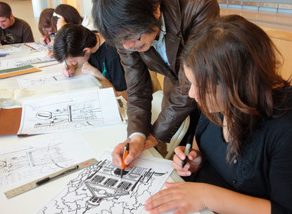 ﾊﾟｯｹｰｼﾞﾃﾞｻﾞｲﾝ課の学生に切り絵の技法と-日本の伝統的なﾃﾞｻﾞｲﾝを伝える02